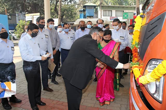 MDL CSR PROJECT - Handing Over Of Truck By MDL To In-Charge Of Goverment Medical Store Depot, Mumbai, Cold Chain Equipment For COVID-19 Vaccination Programme - 05.03.2021123